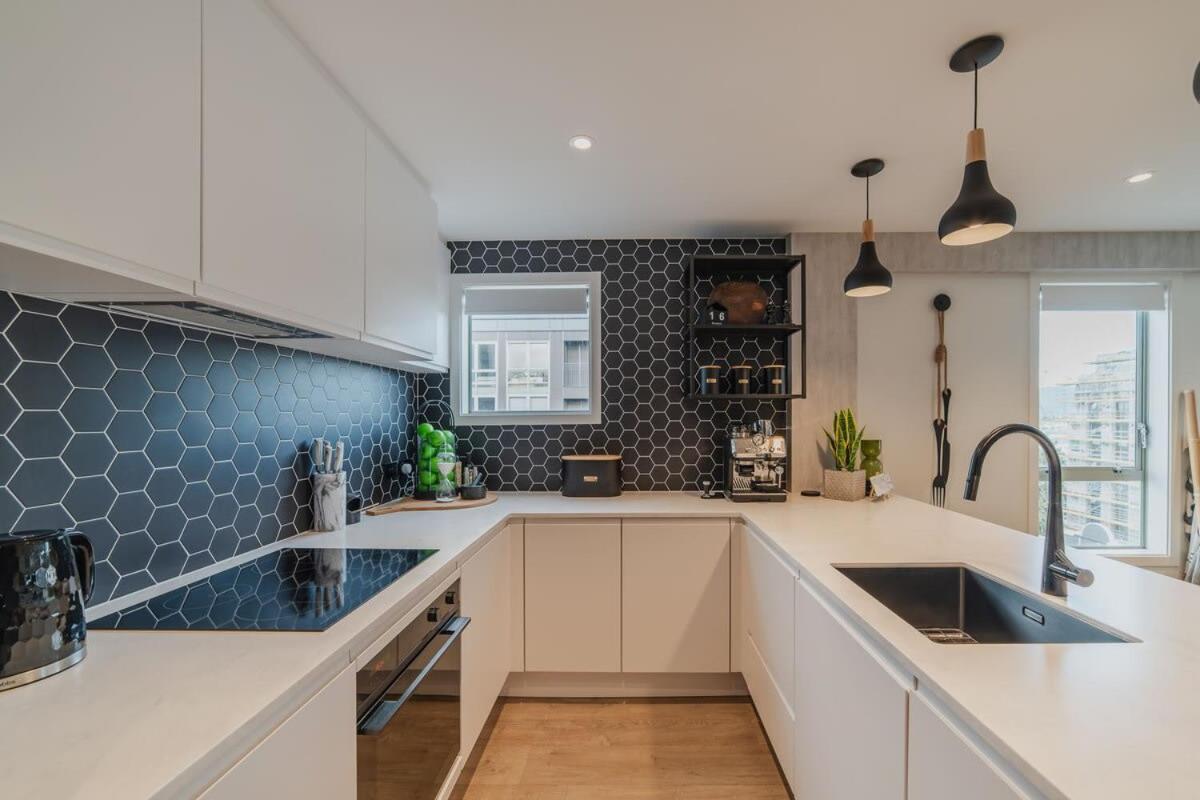 Penthouse Perfection - 2Br Elegance On Worcester St Christchurch Exteriör bild