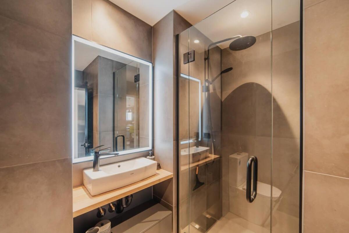 Penthouse Perfection - 2Br Elegance On Worcester St Christchurch Exteriör bild