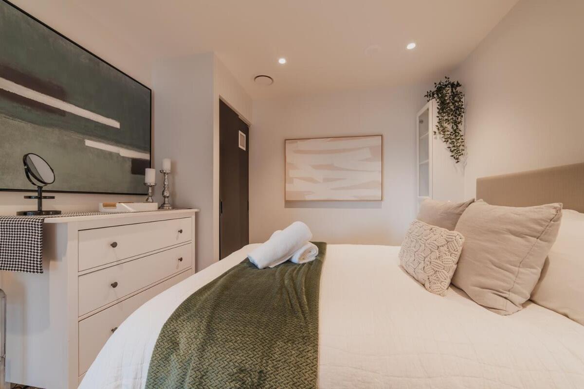 Penthouse Perfection - 2Br Elegance On Worcester St Christchurch Exteriör bild