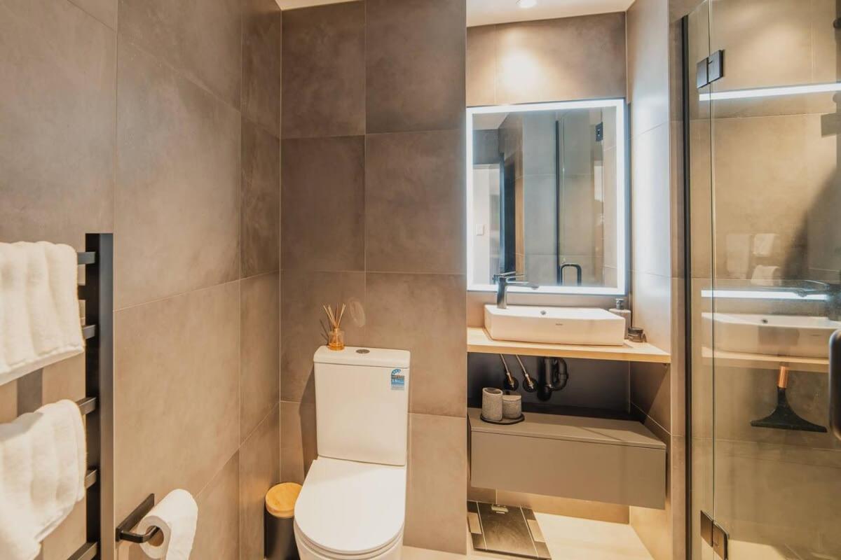Penthouse Perfection - 2Br Elegance On Worcester St Christchurch Exteriör bild