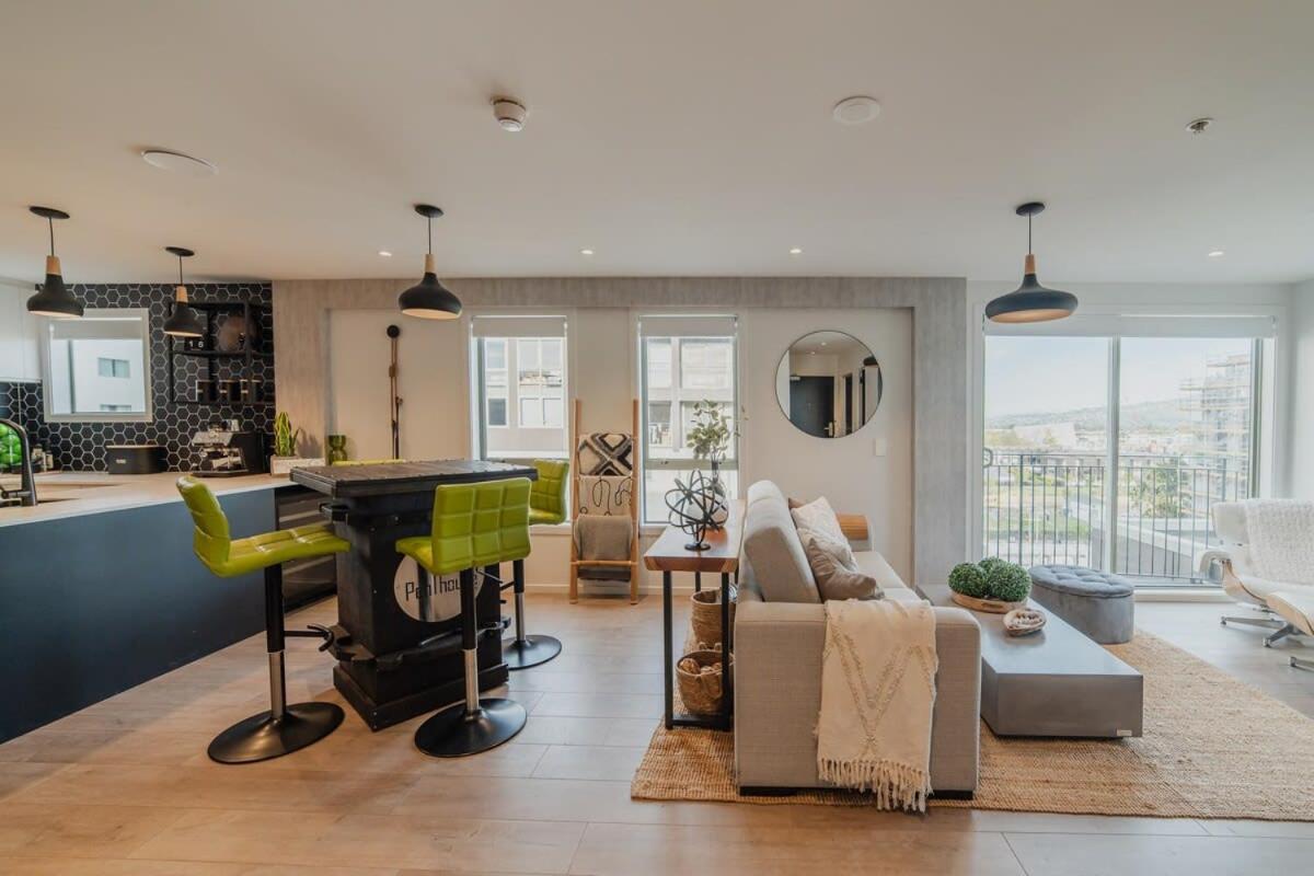 Penthouse Perfection - 2Br Elegance On Worcester St Christchurch Exteriör bild