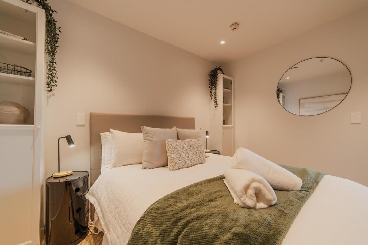 Penthouse Perfection - 2Br Elegance On Worcester St Christchurch Exteriör bild