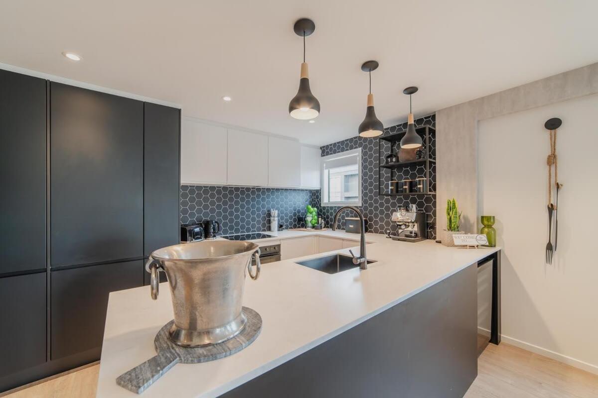 Penthouse Perfection - 2Br Elegance On Worcester St Christchurch Exteriör bild