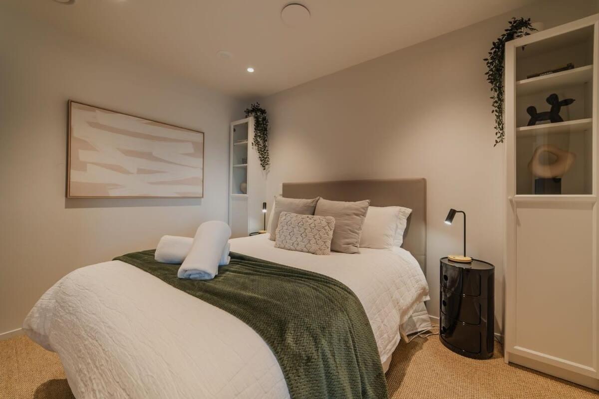 Penthouse Perfection - 2Br Elegance On Worcester St Christchurch Exteriör bild