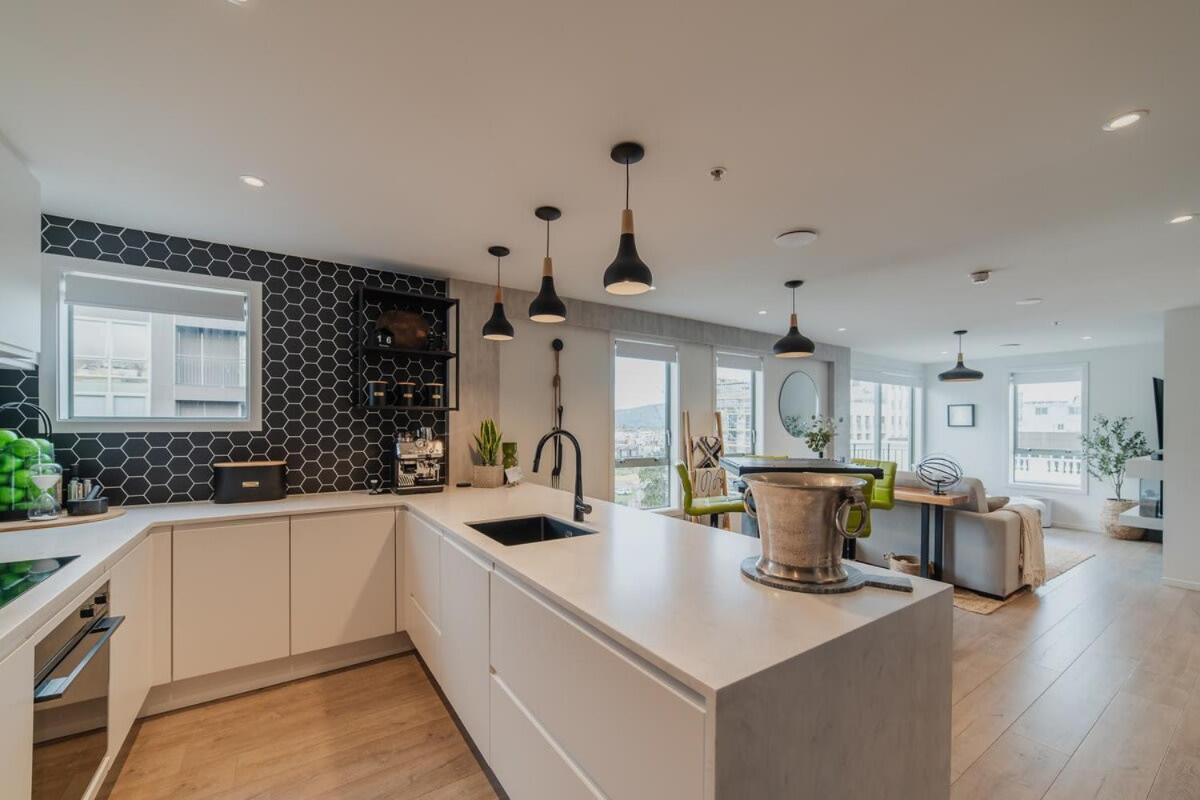 Penthouse Perfection - 2Br Elegance On Worcester St Christchurch Exteriör bild